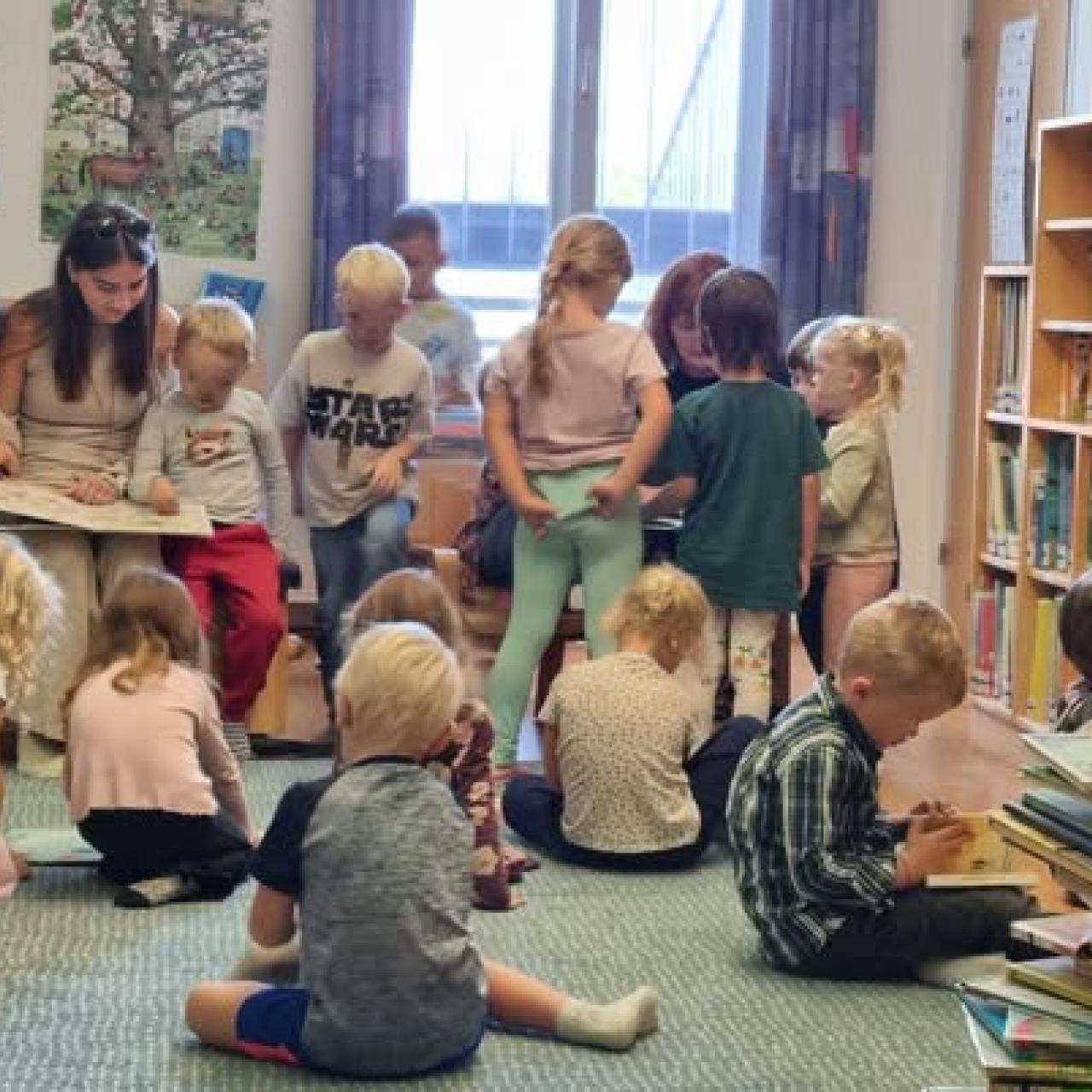 Kindergartenkinder in der Bücherei